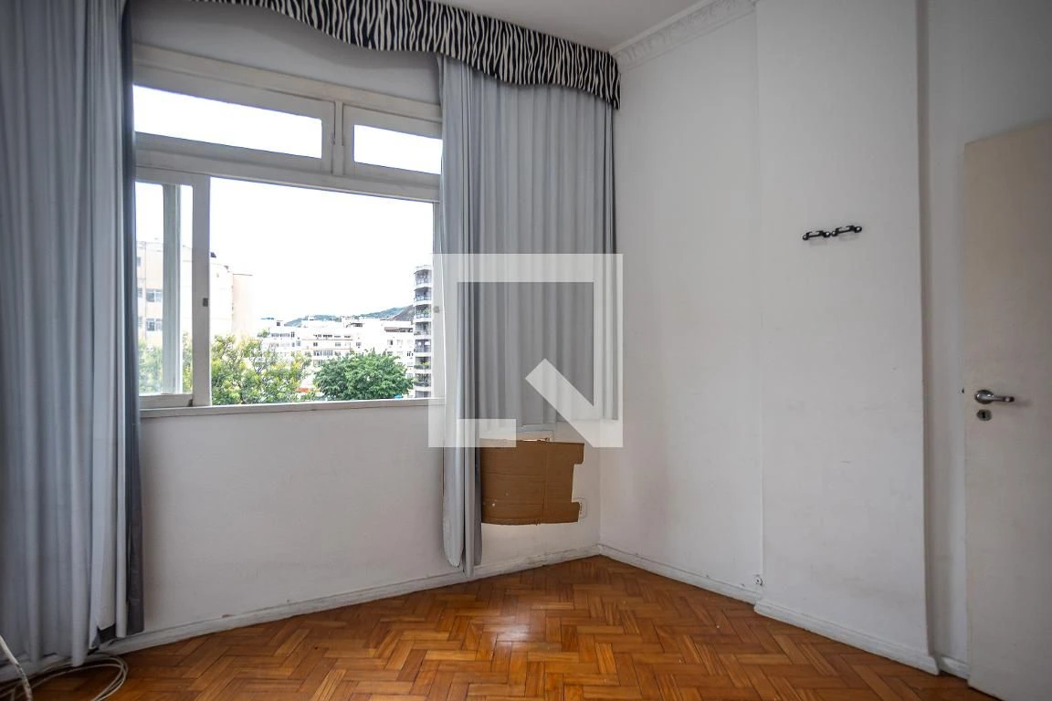 Wood or laminate floors in a 3-bedroom apartment, 85 m² — photo 9