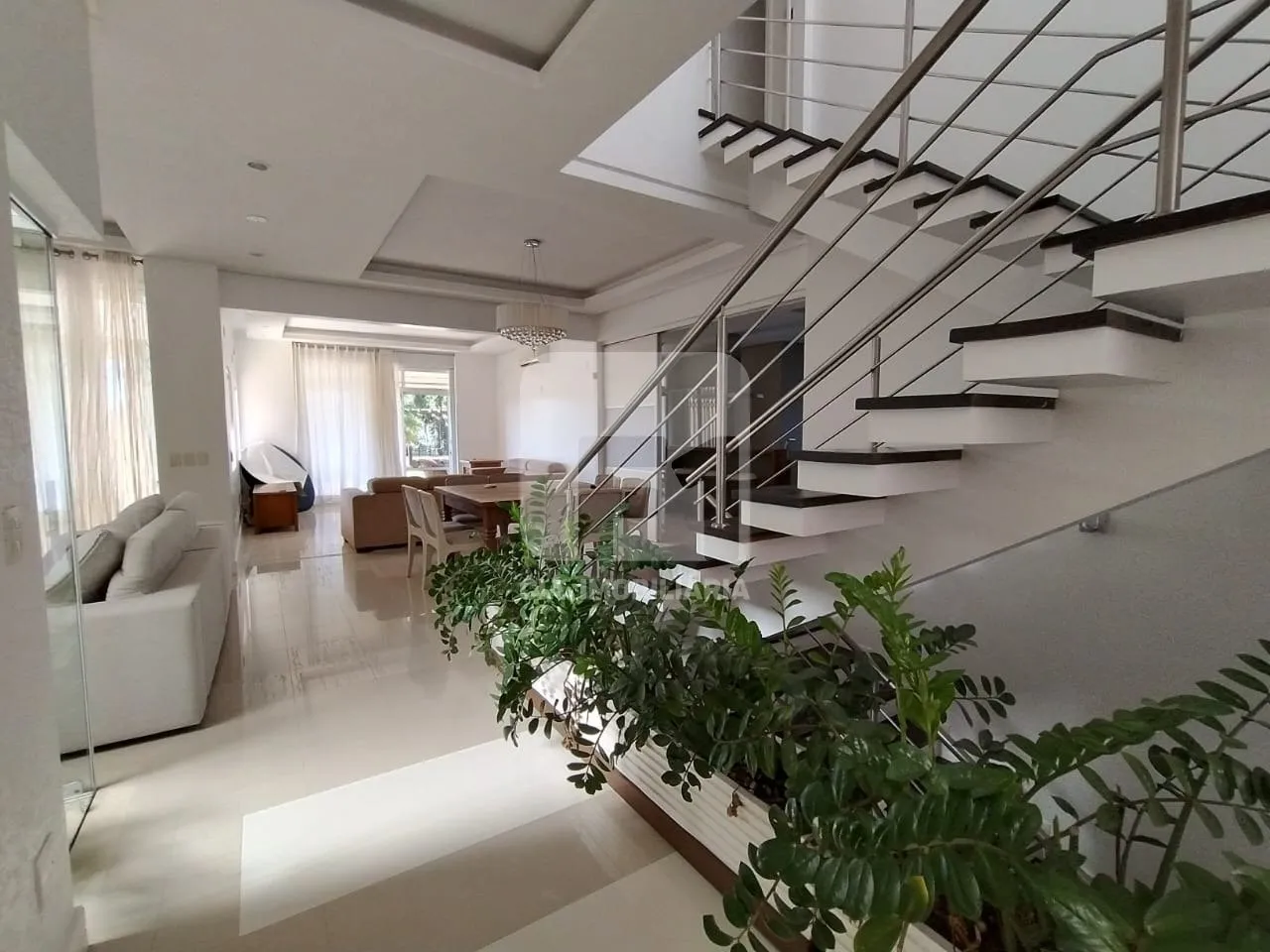 Furnished 4-bedroom house, 970 m², with private garden