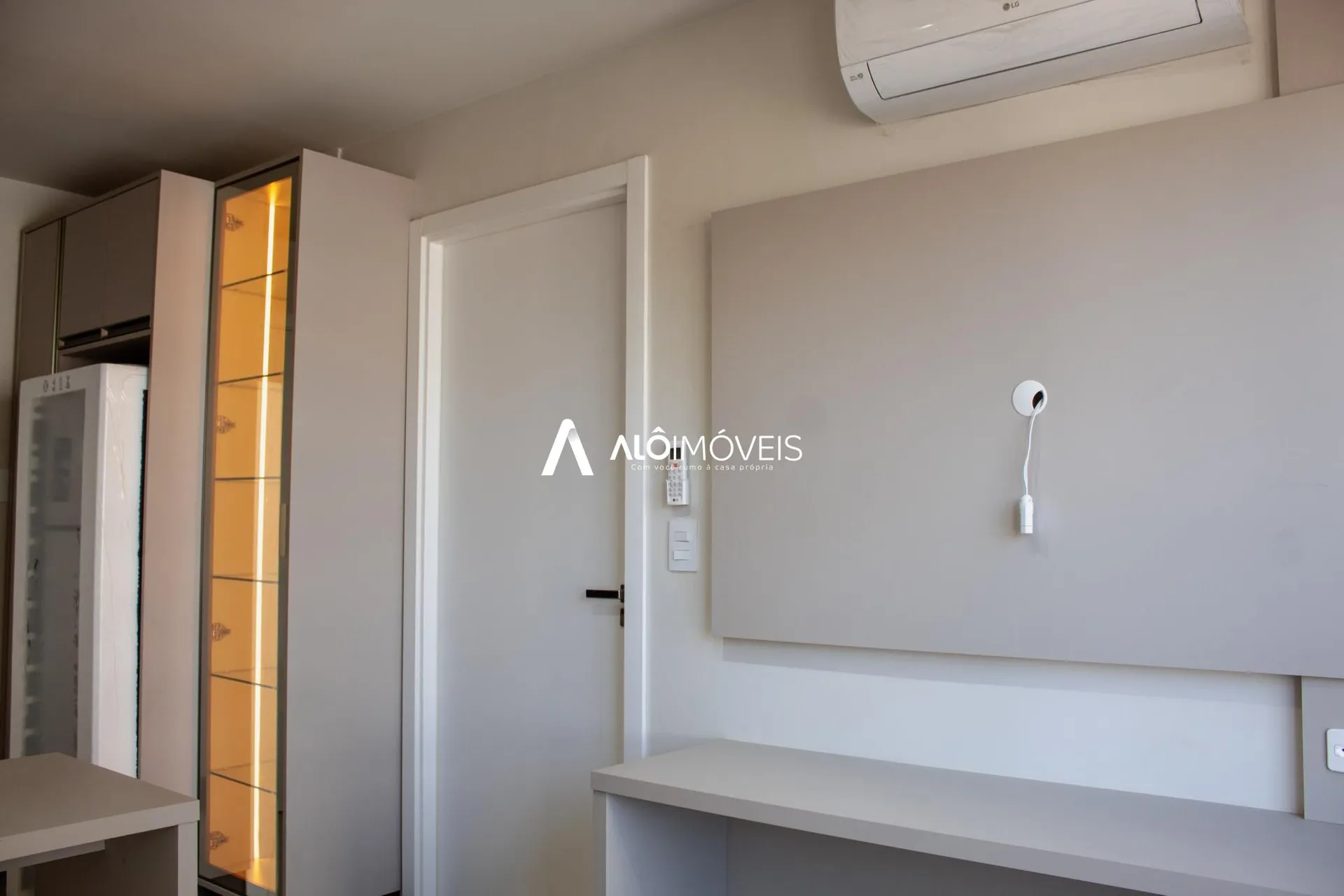 Furnished 1-bedroom apartment with open-plan kitchen — photo 26