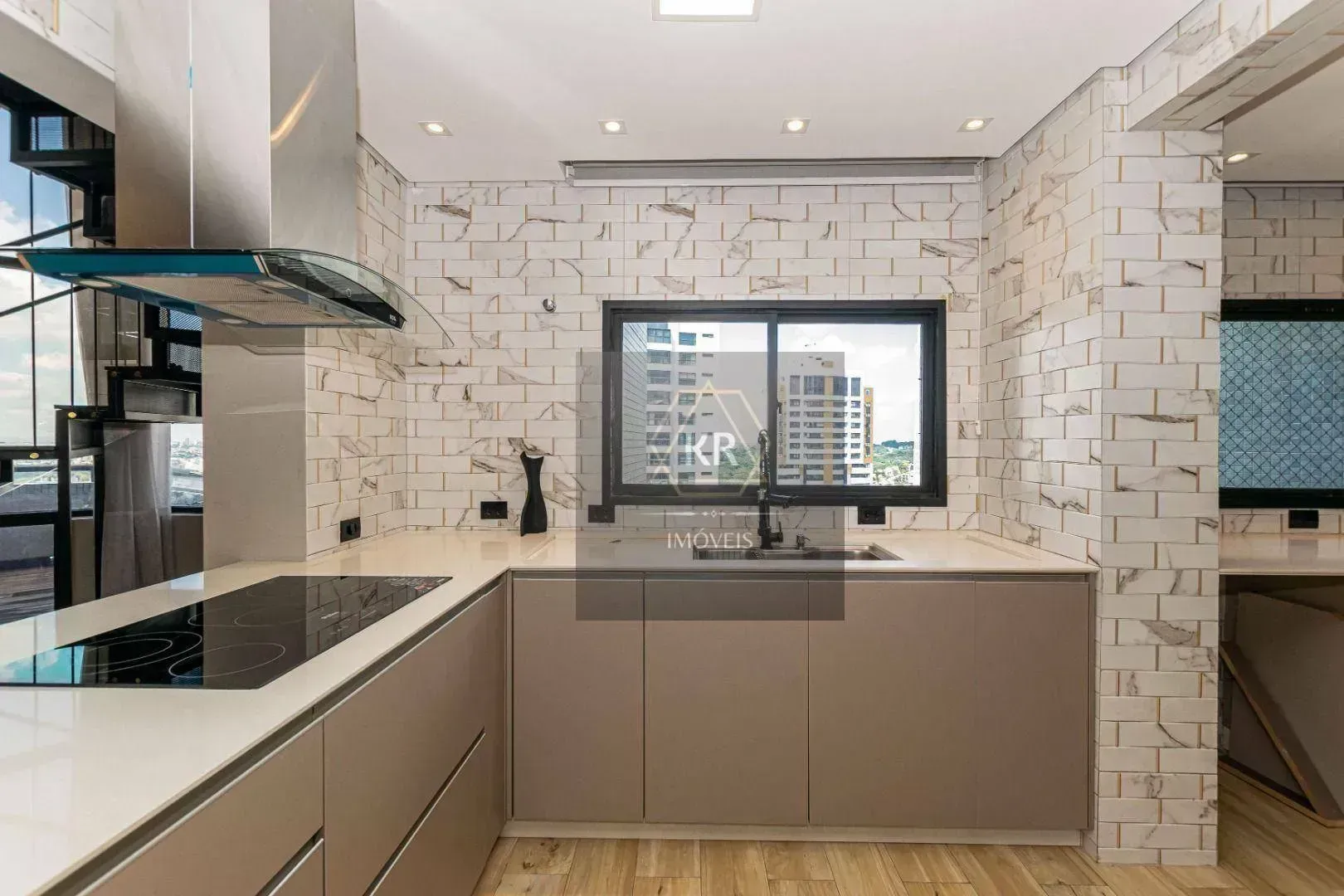 Furnished 272 m² apartment with 3 en-suites and 4 parking — photo 14