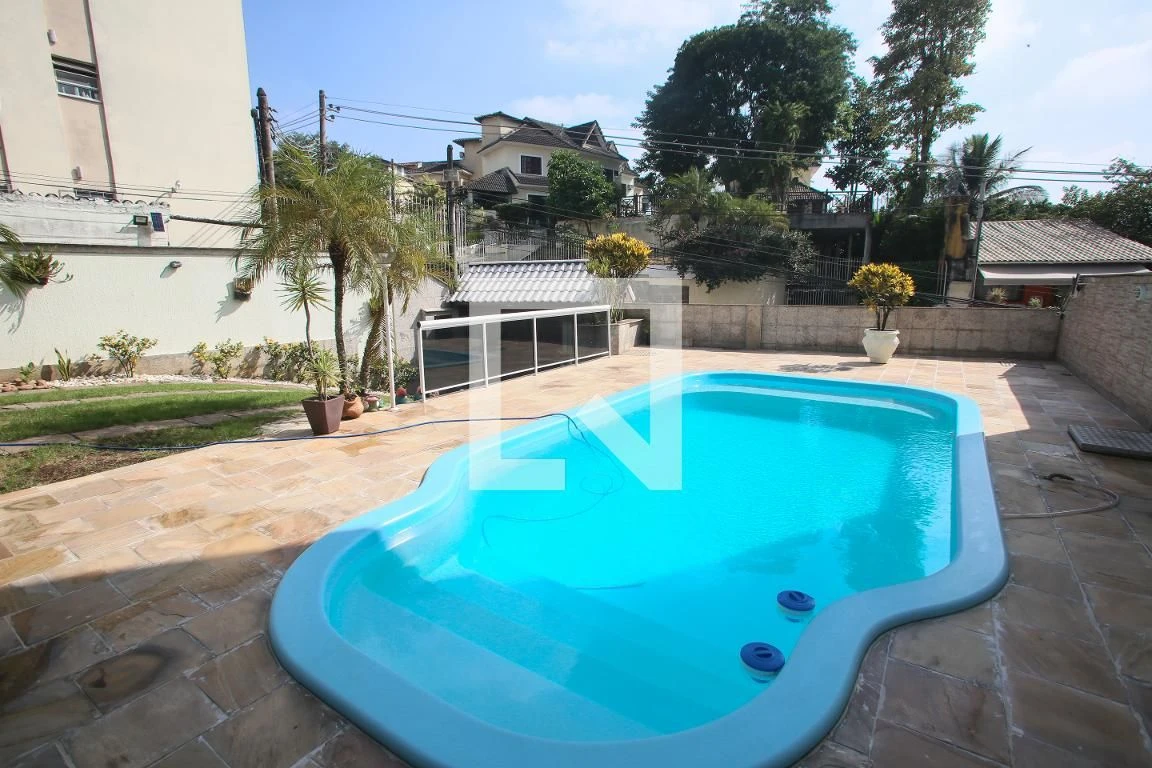 5-bedroom house with a bathtub in Rio de Janeiro — photo 38
