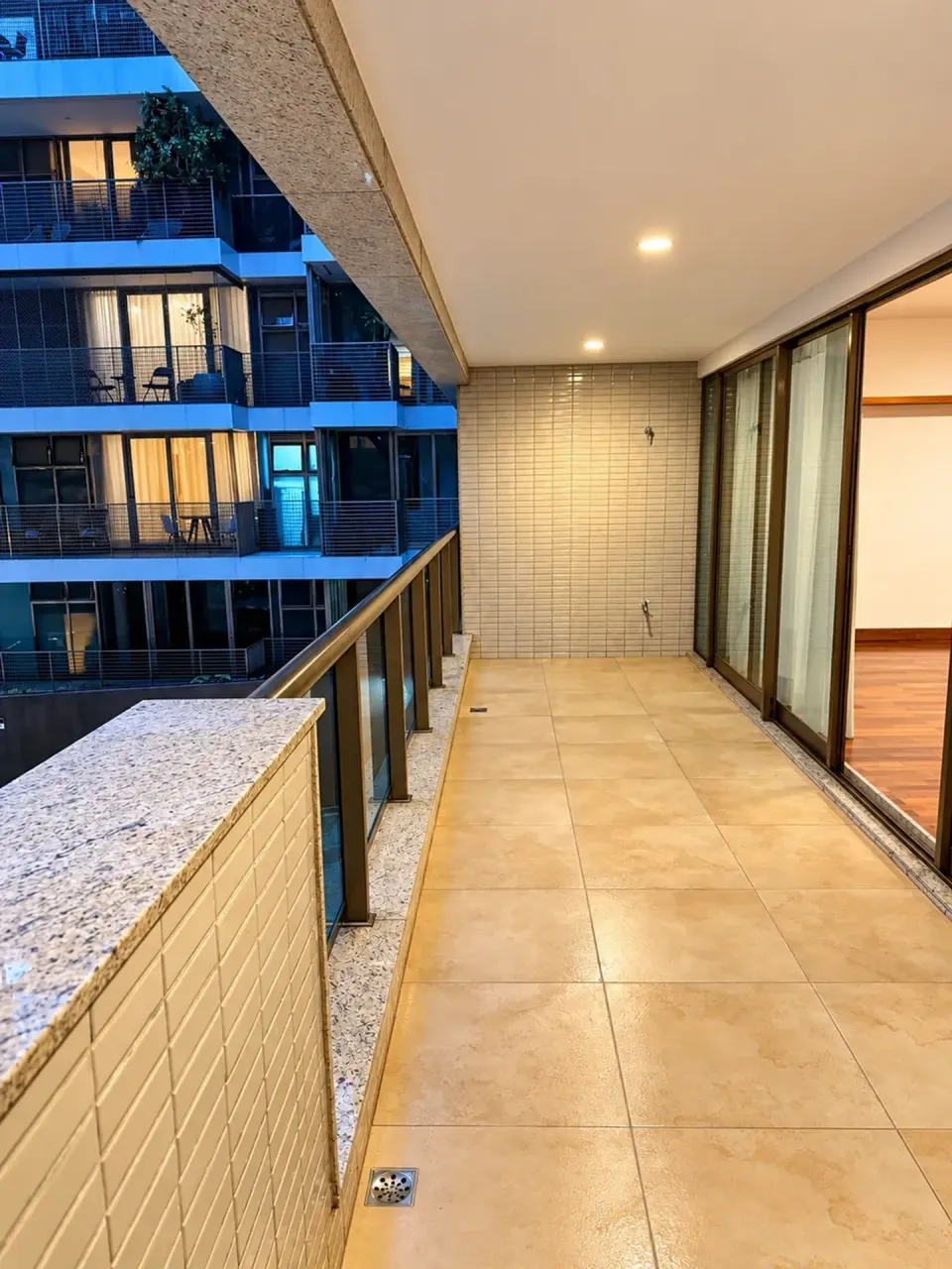 Wood or laminate floors in a 4-bedroom apartment, 260 m²