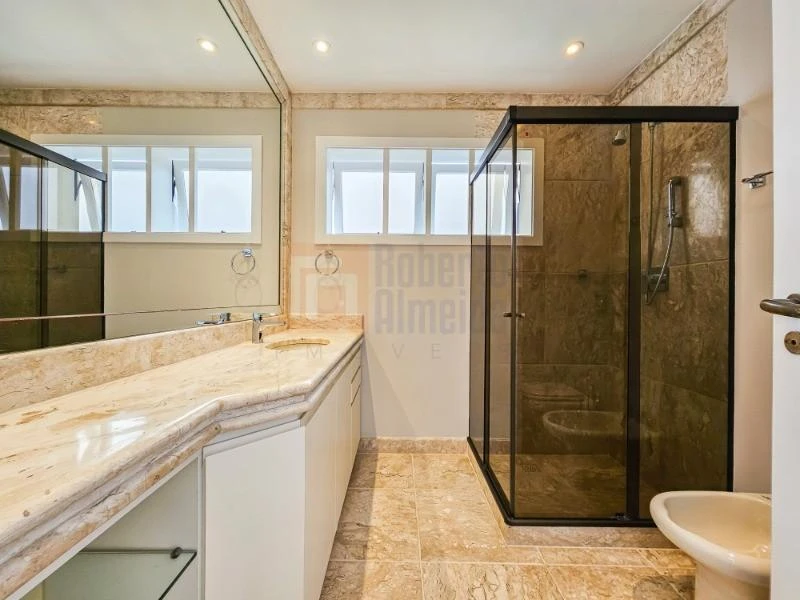 832 m² house with 6 bedrooms and an open-plan kitchen — photo 36