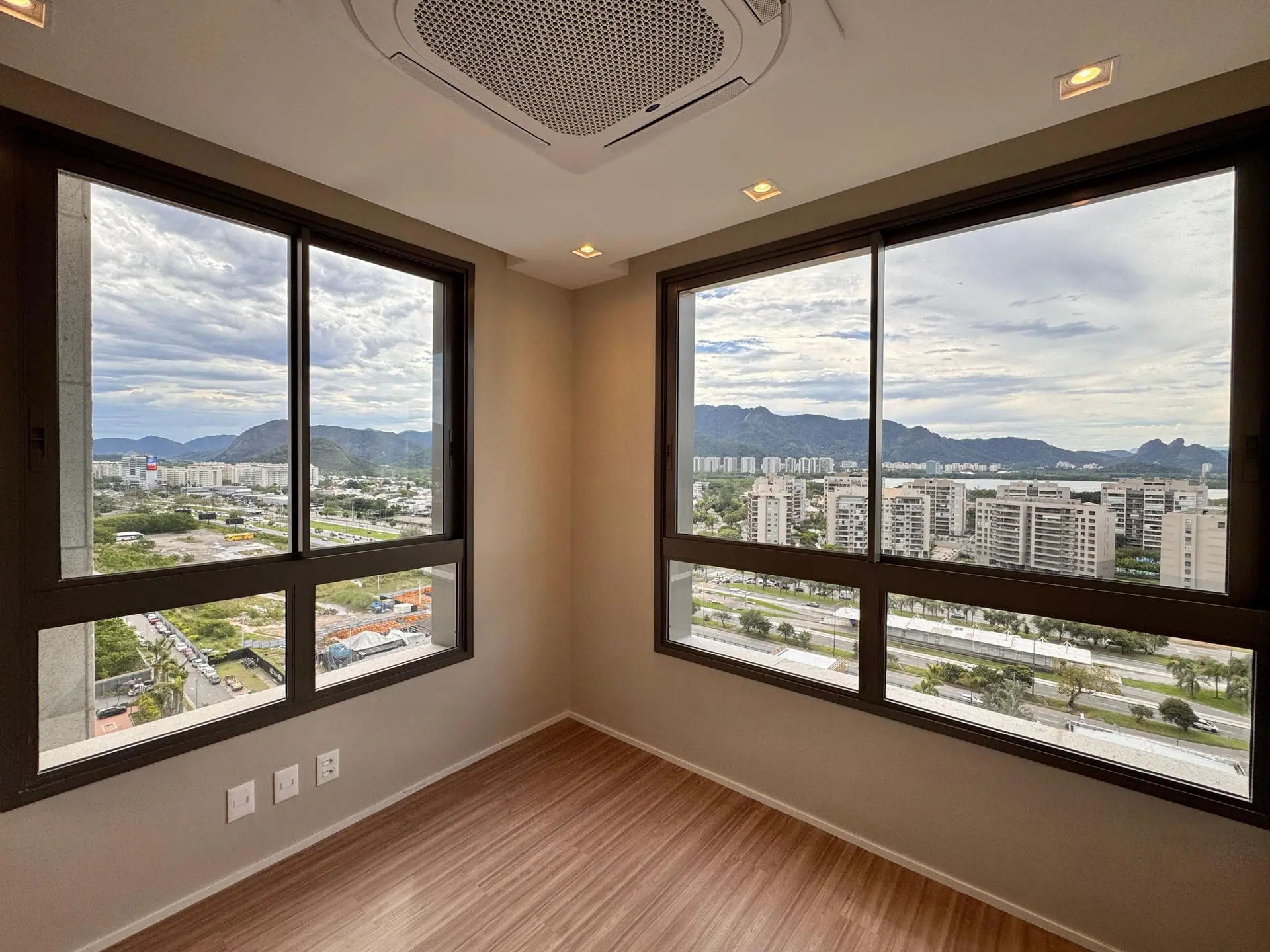 Furnished apartment with 3 en-suite bedrooms and balcony — photo 58