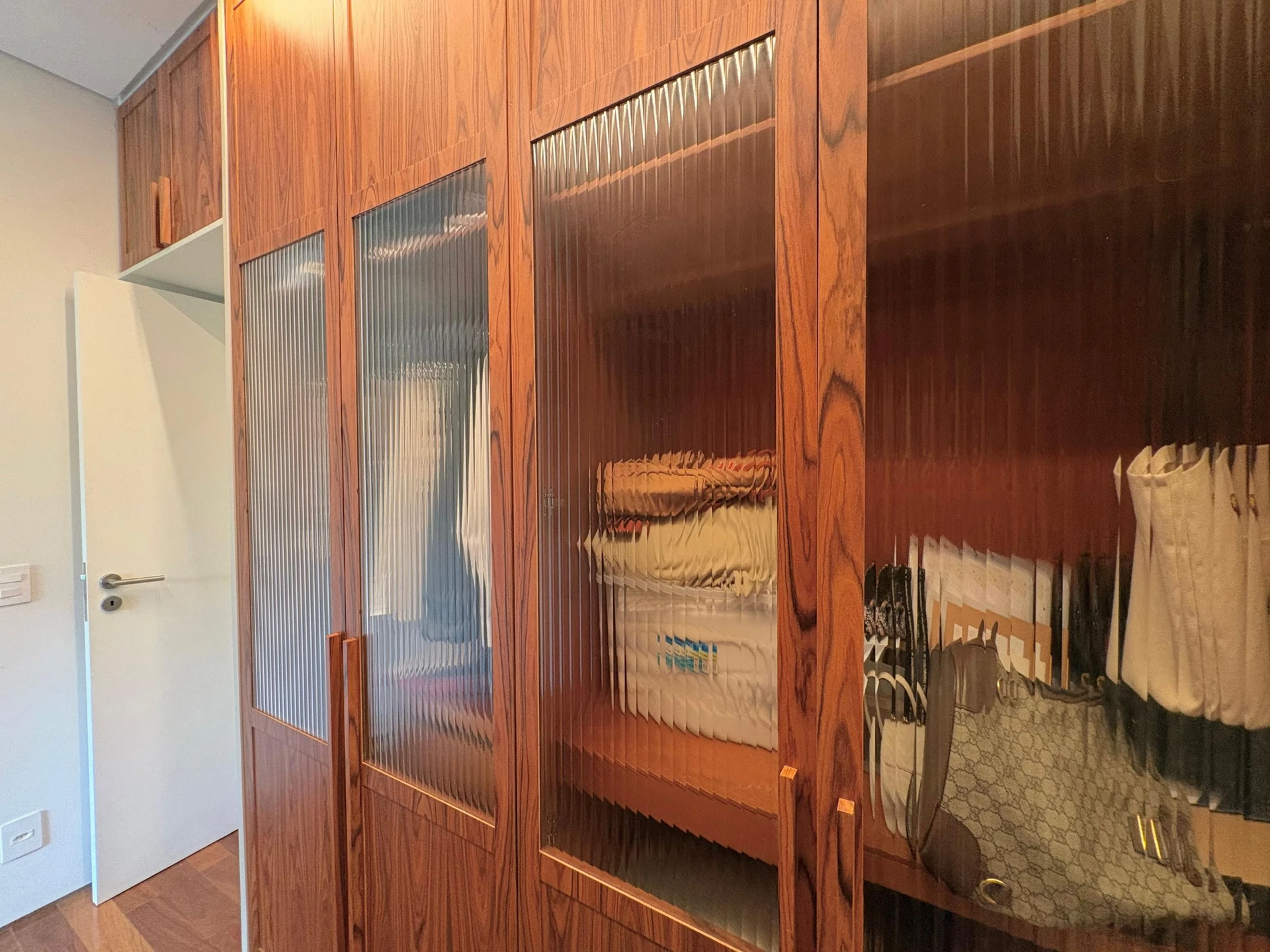 Furnished apartment, 100 m², with a grill on the balcony — photo 39