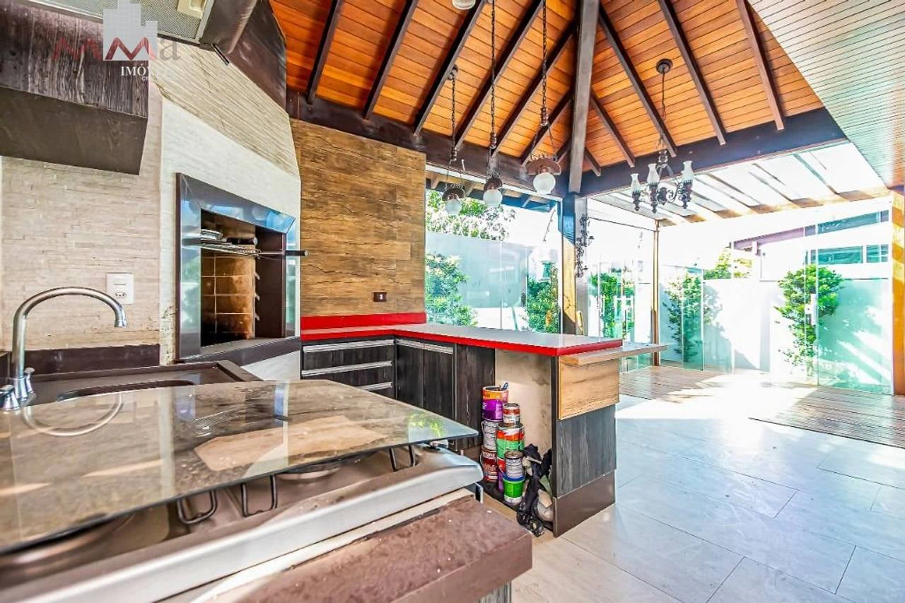 House, 323 m², with a private pool — photo 30