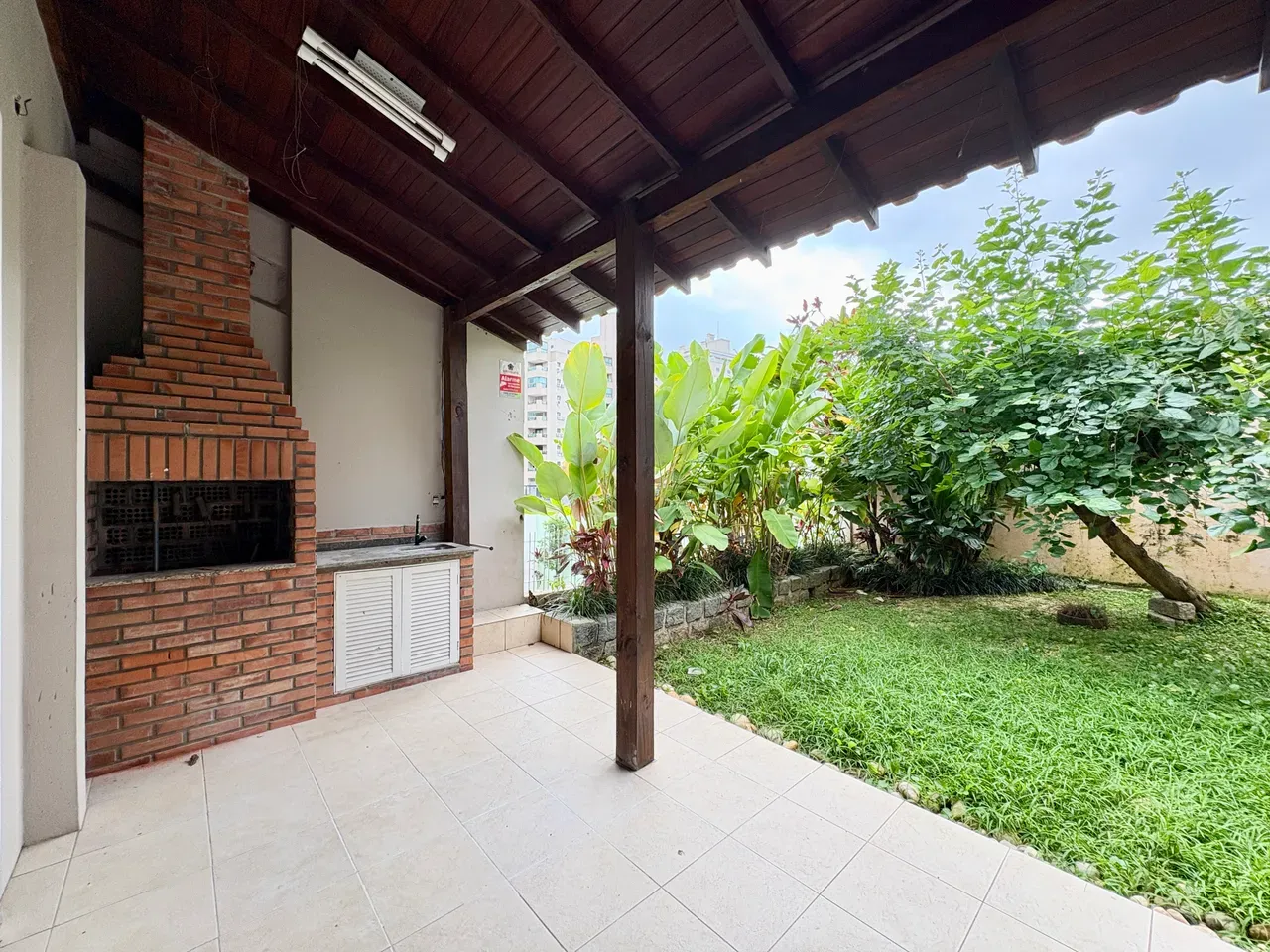 320 m² house with 5 bedrooms and private BBQ area