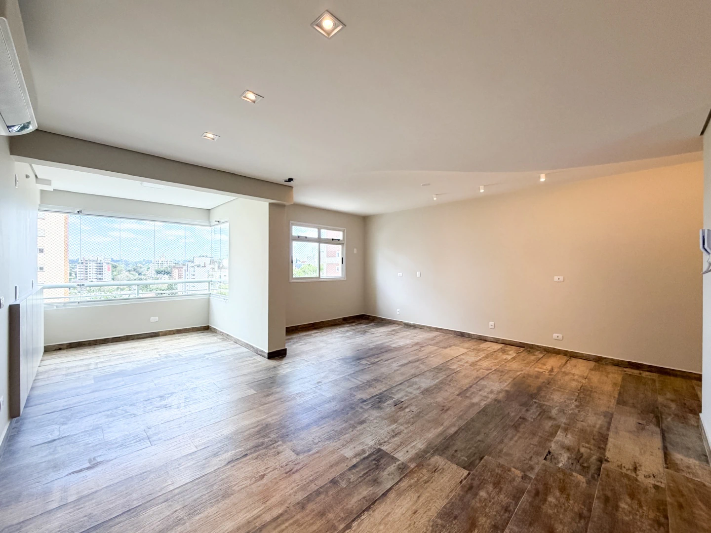 Floor-to-ceiling windows in a 3-bedroom apartment, 106 m²