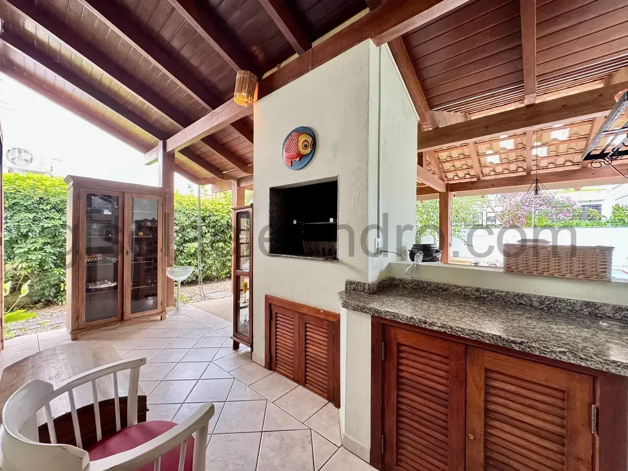 Furnished house with 4 bedrooms and 3 bathrooms