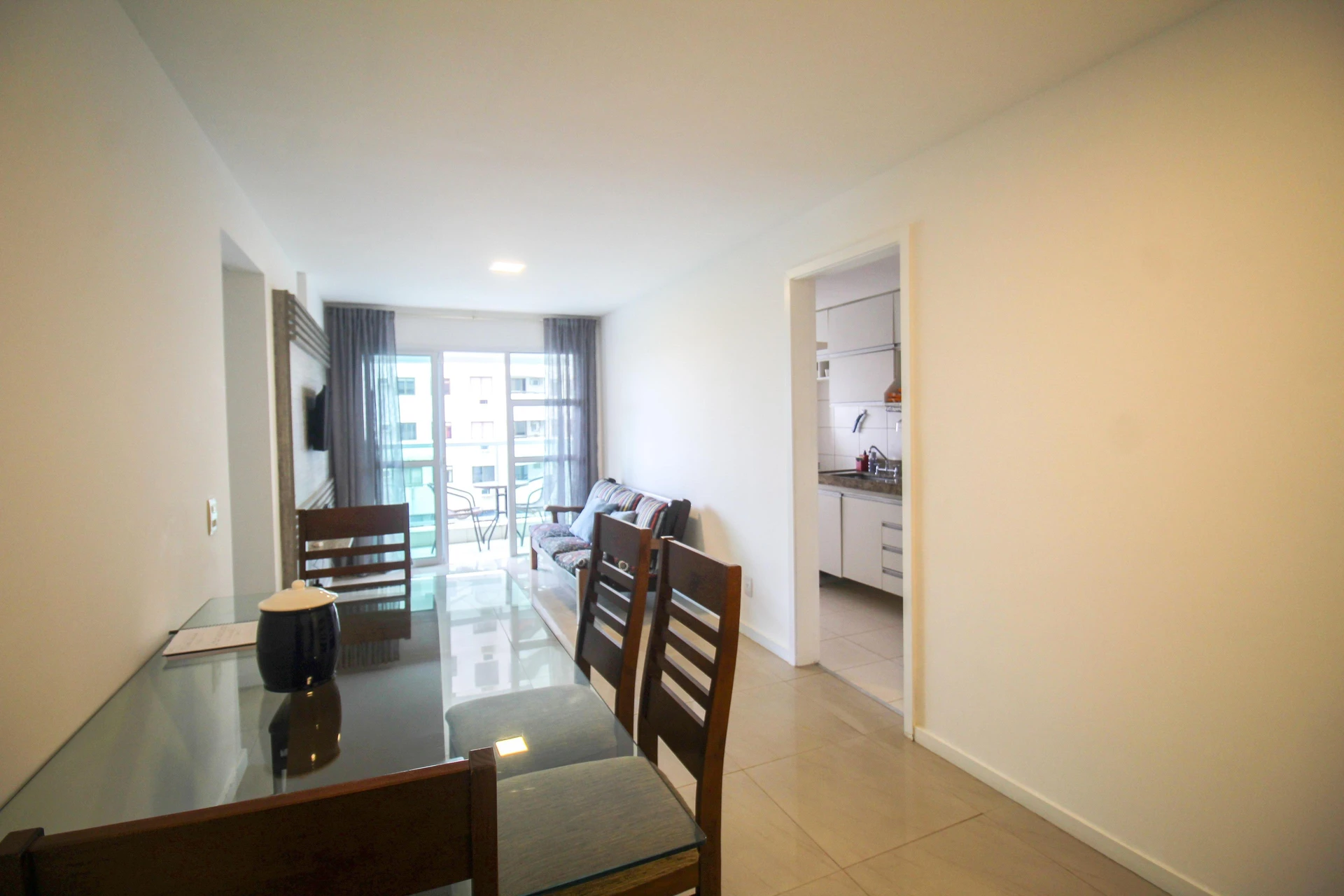 Apartamento mobiliado com 2 quartos e varanda envidraçada — photo 2