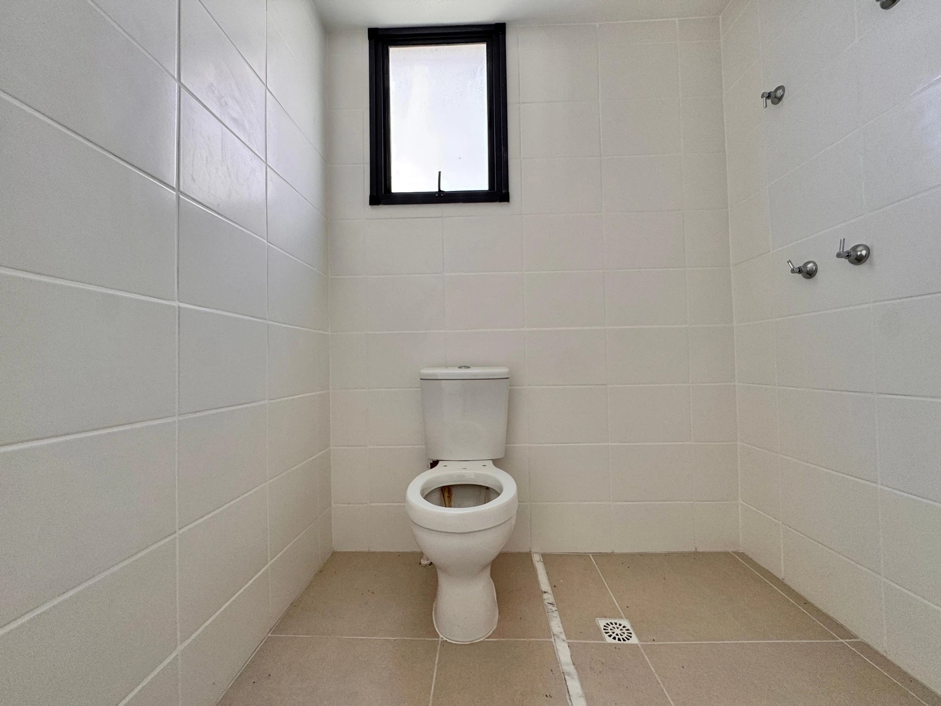 Unfurnished 2-bedroom apartment with parking and balcony — photo 29