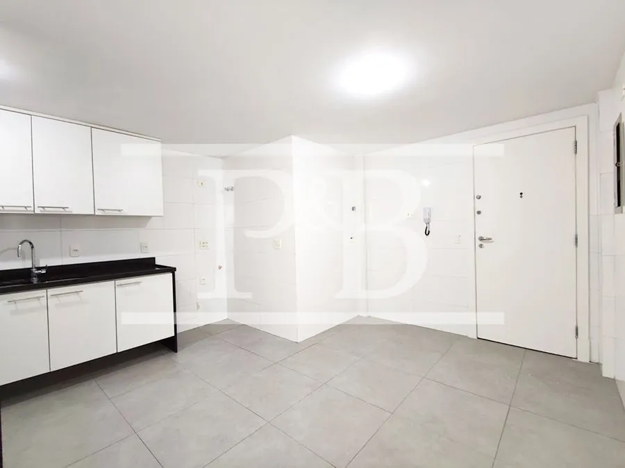 4-bedroom apartment with balcony, 300 m² — photo 29