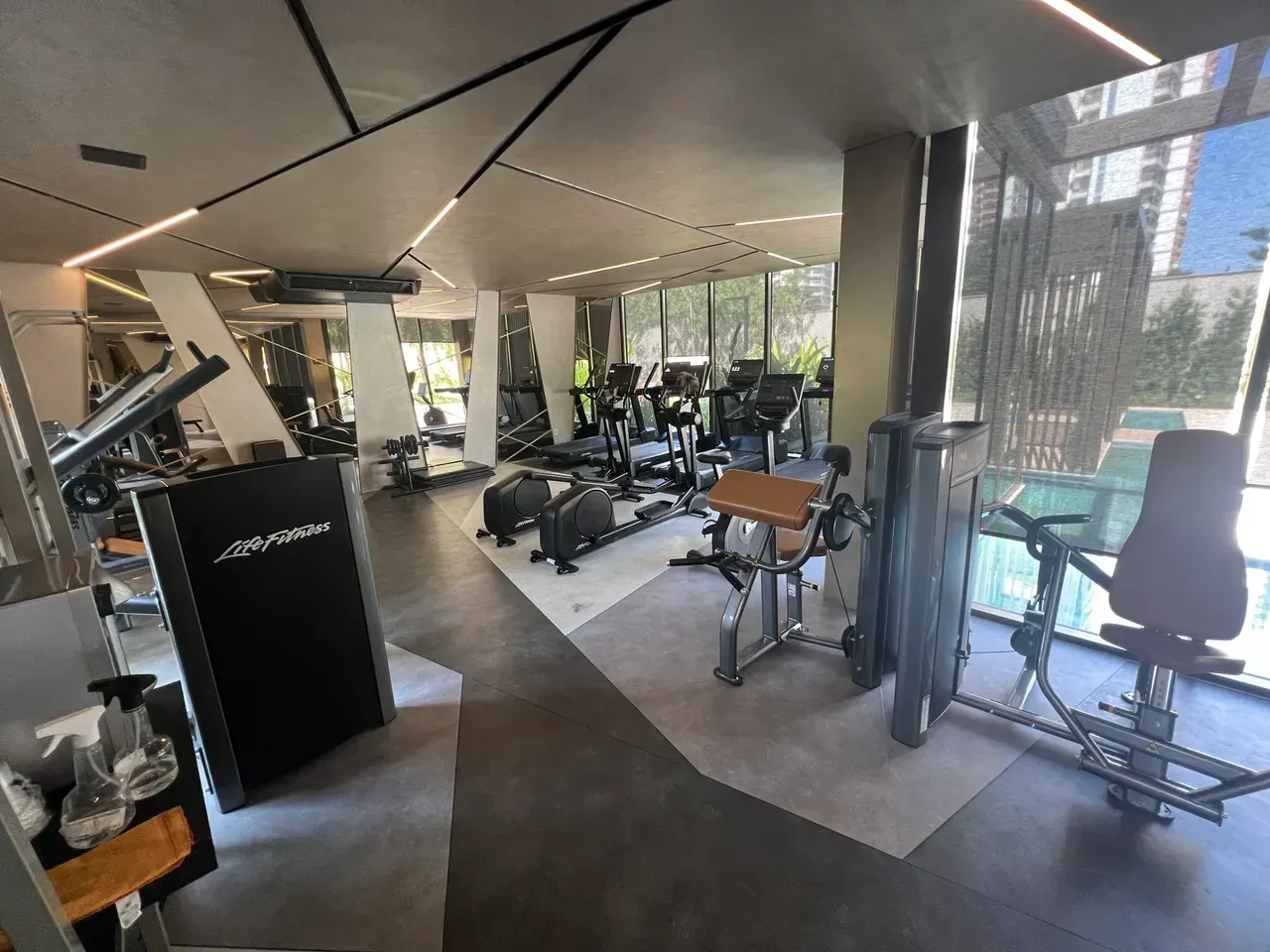 Furnished 2-bedroom apartment with open-plan gas kitchen — photo 25