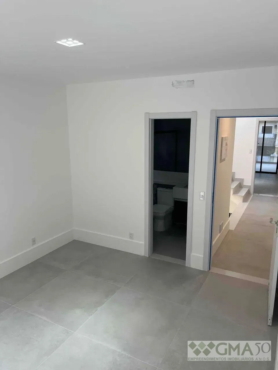 Unfurnished house with open-plan kitchen and 3 parking spots — photo 8