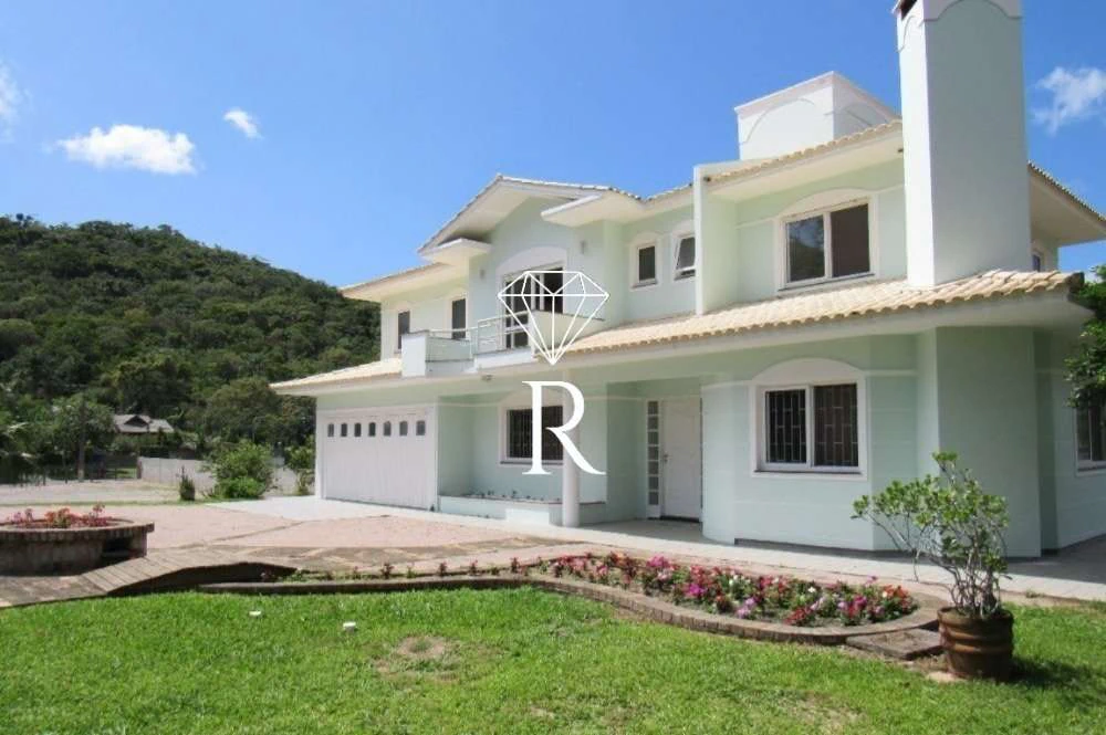 House with 5 bedrooms and a private garden