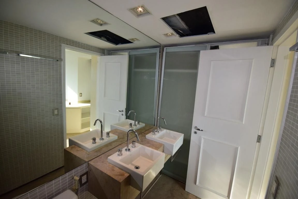 Furnished studio with 1 bedroom, 2 bathrooms and balcony — photo 12