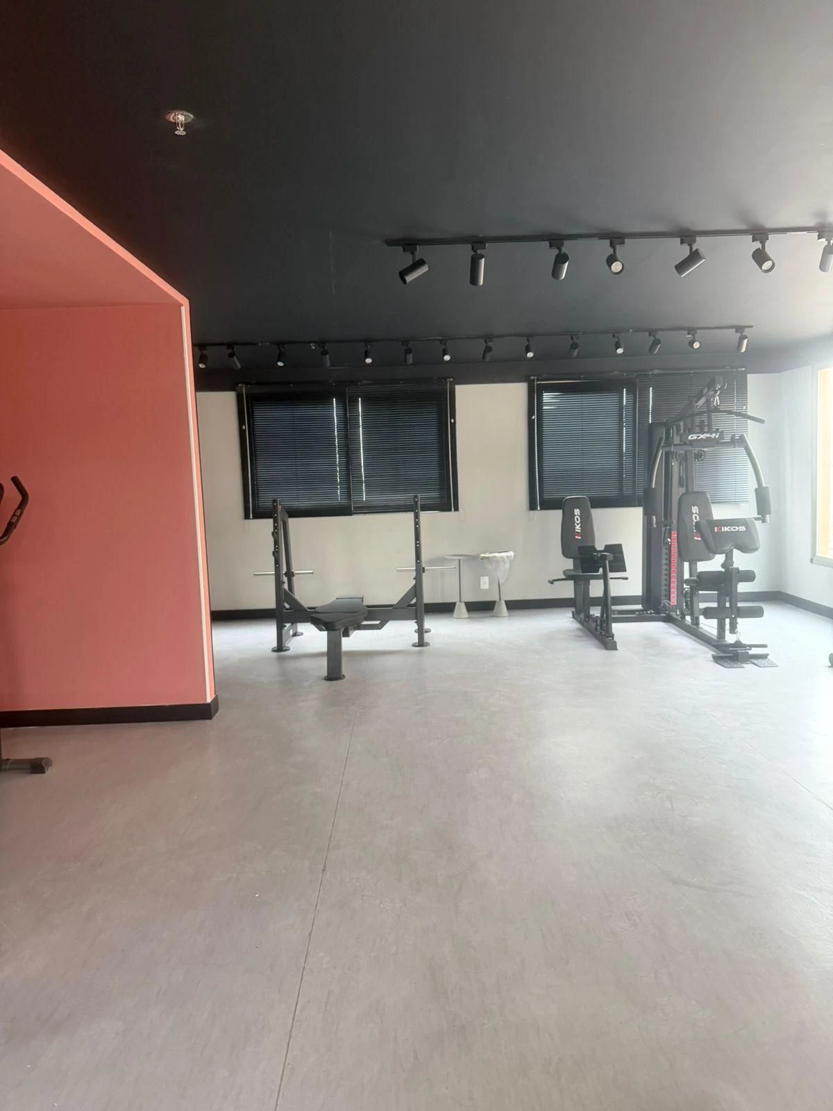 Apartamento de 1 dormitorio con cocina abierta y balcón — photo 21