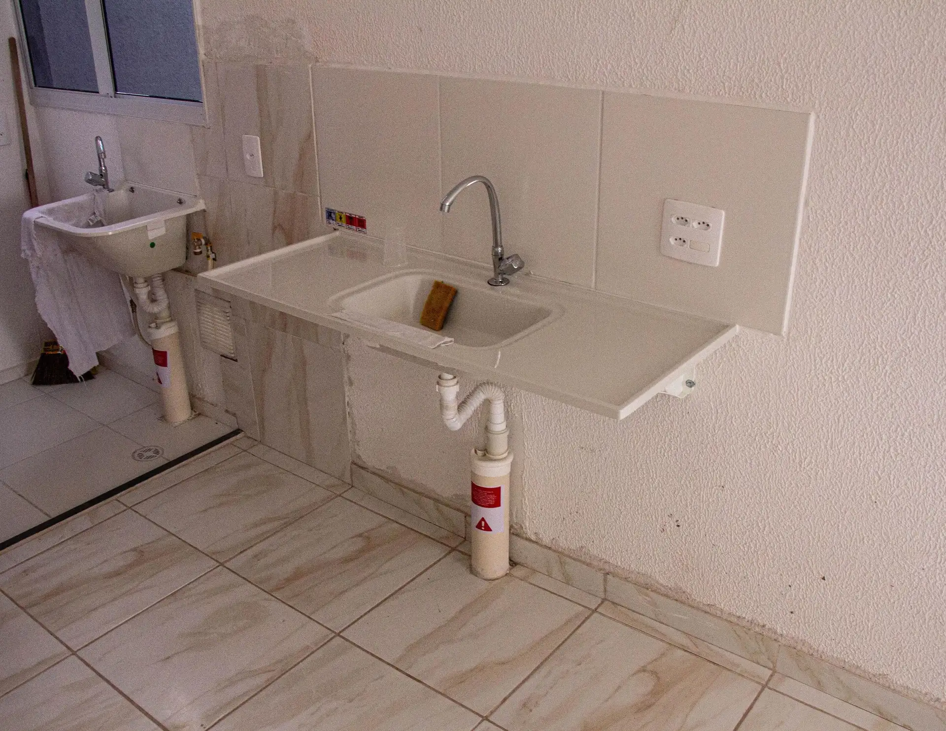 Unfurnished 2-bedroom apartment with fitted kitchen