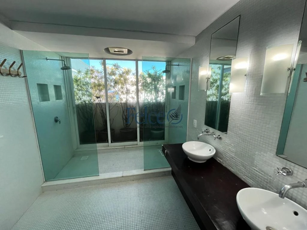 Penthouse apartment with 4 en-suite suites — photo 14
