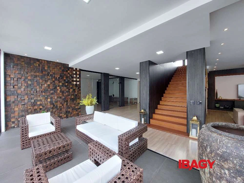 3 en-suite bedroom house with 300 m² and private BBQ — photo 2