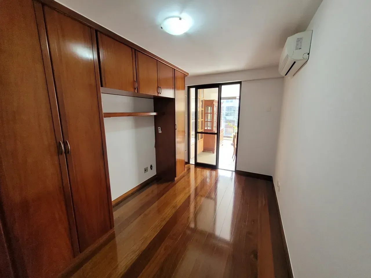 Apartamento de 2 quartos, varanda com janelas do chão ao teto — photo 17