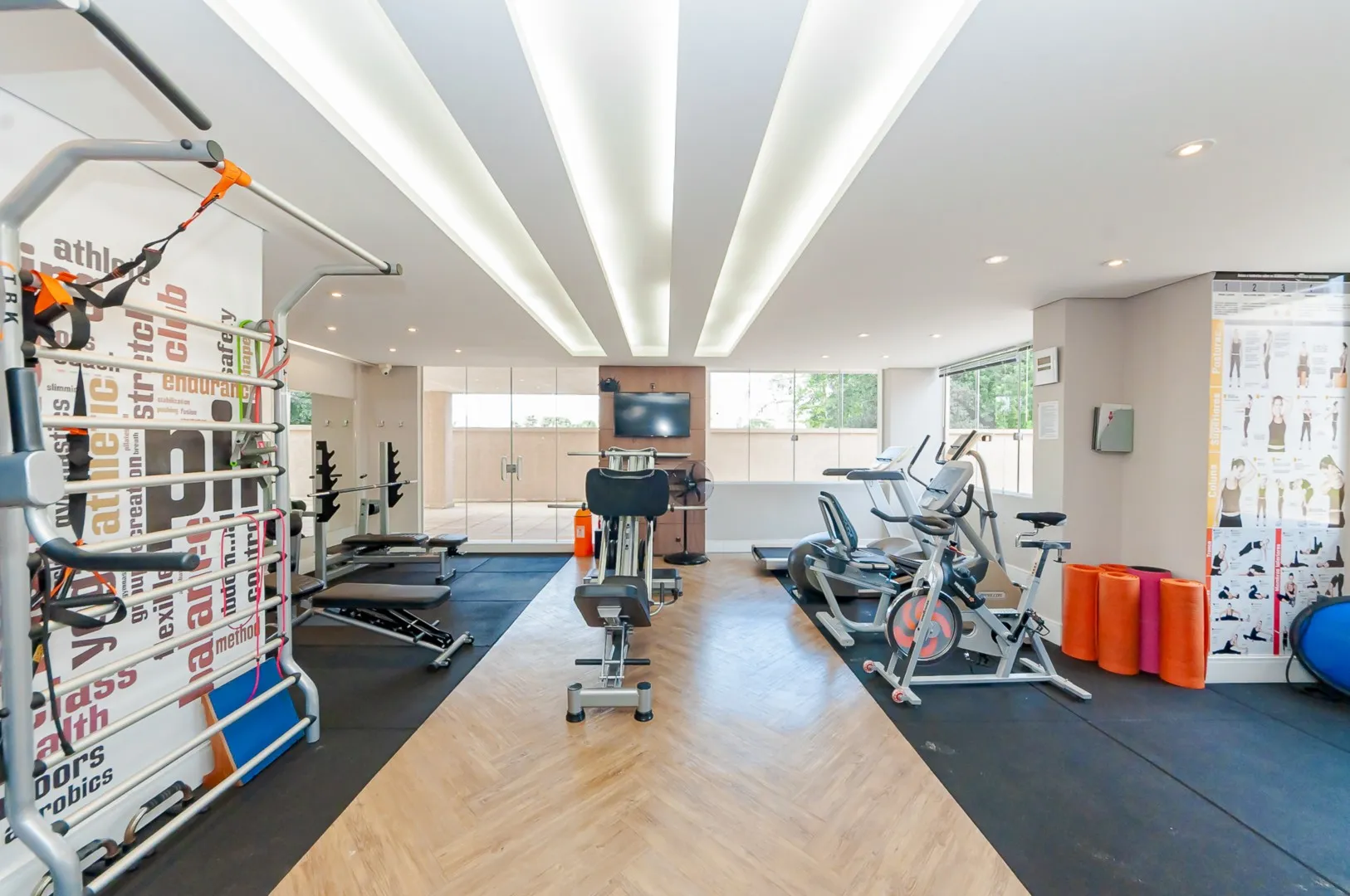 4-bedroom 239 m² apartment with 2 parking spots and 1 suite