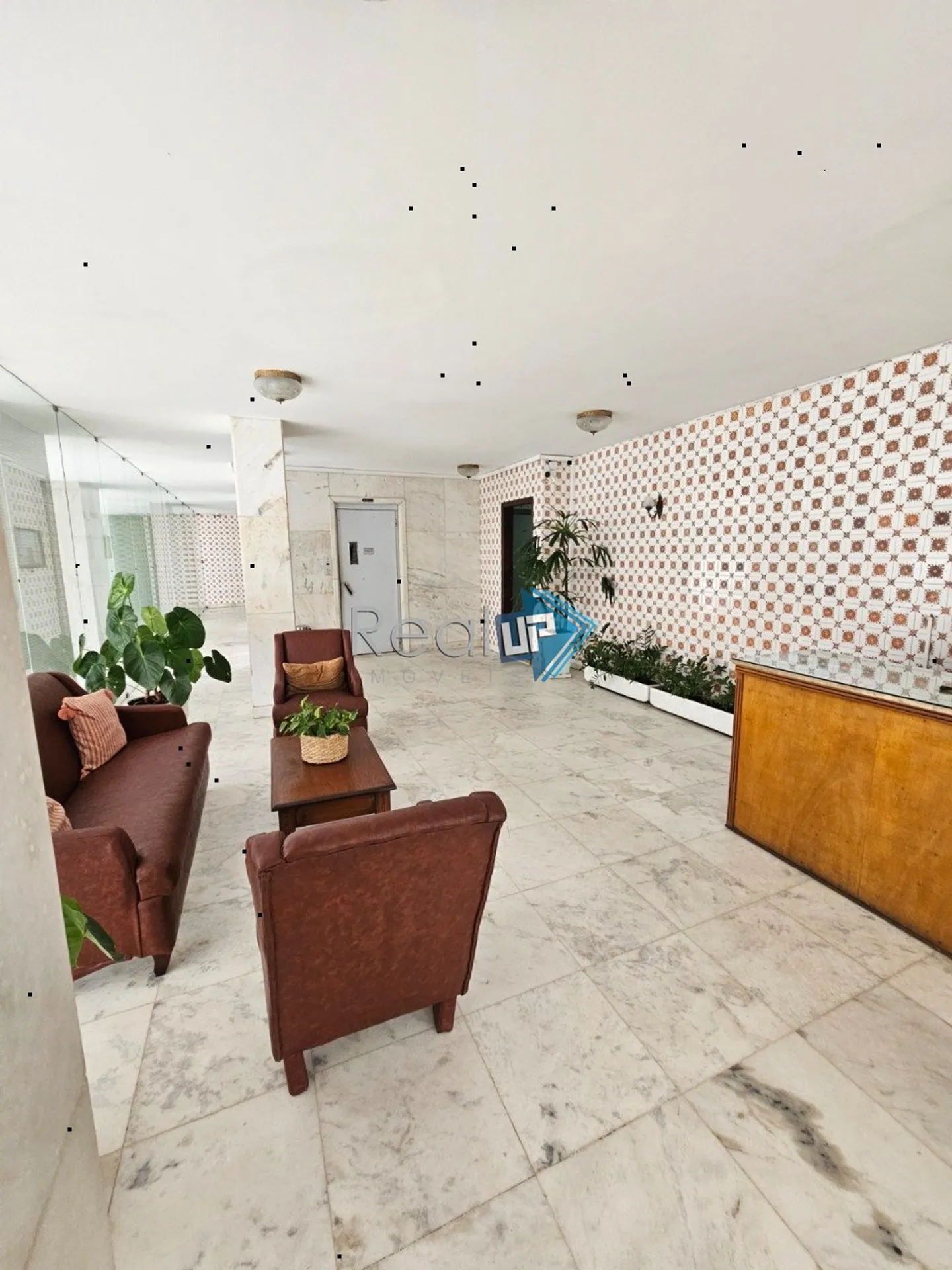 Wood or laminate floors in a 2-bedroom apartment, 68 m²