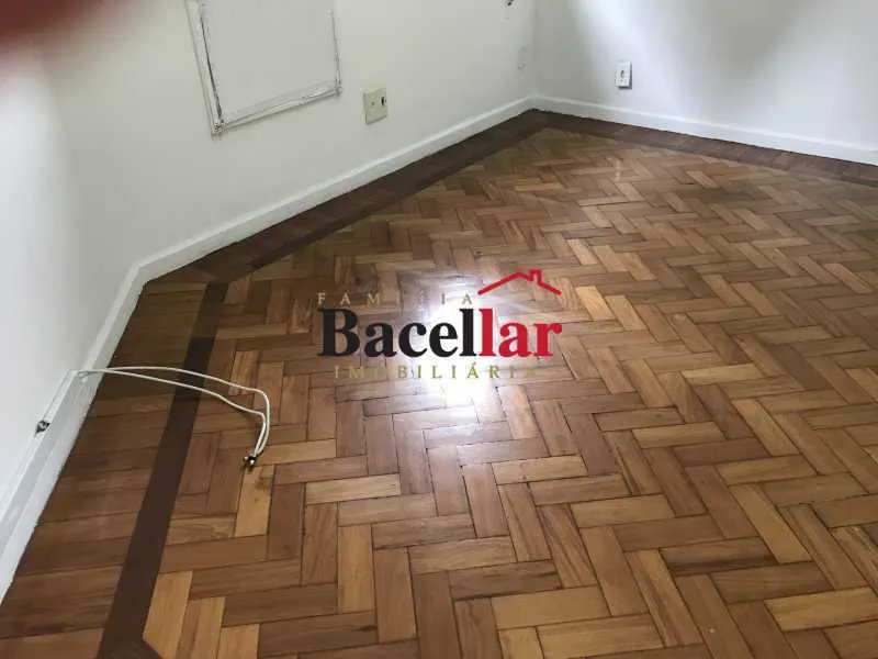 Wood or laminate floors in a one-bedroom apartment, 50 m² — photo 13