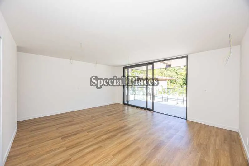 Unfurnished house with 5 bedrooms and an open-plan kitchen — photo 23
