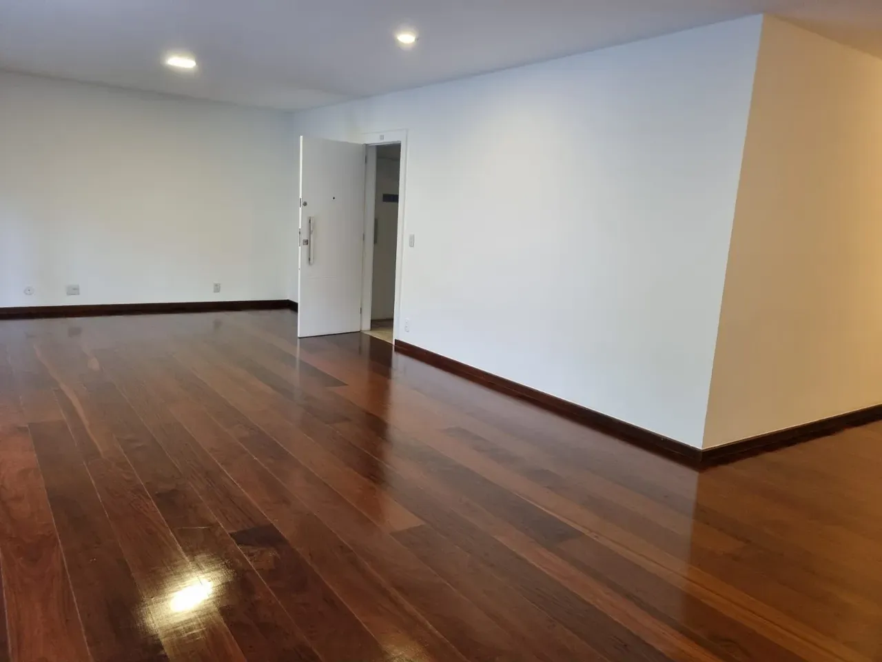 Walk-in closet in a 4-bedroom apartment, 185 m² — photo 2