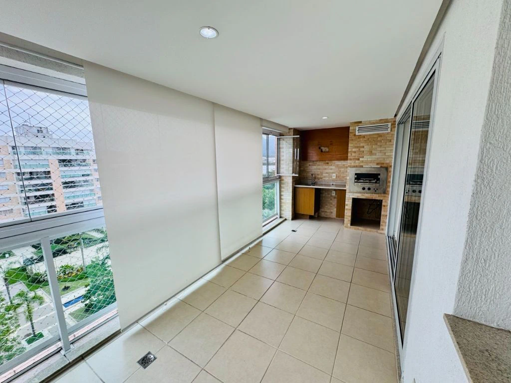 Furnished 3-bedroom apartment with an outdoor pool — photo 8