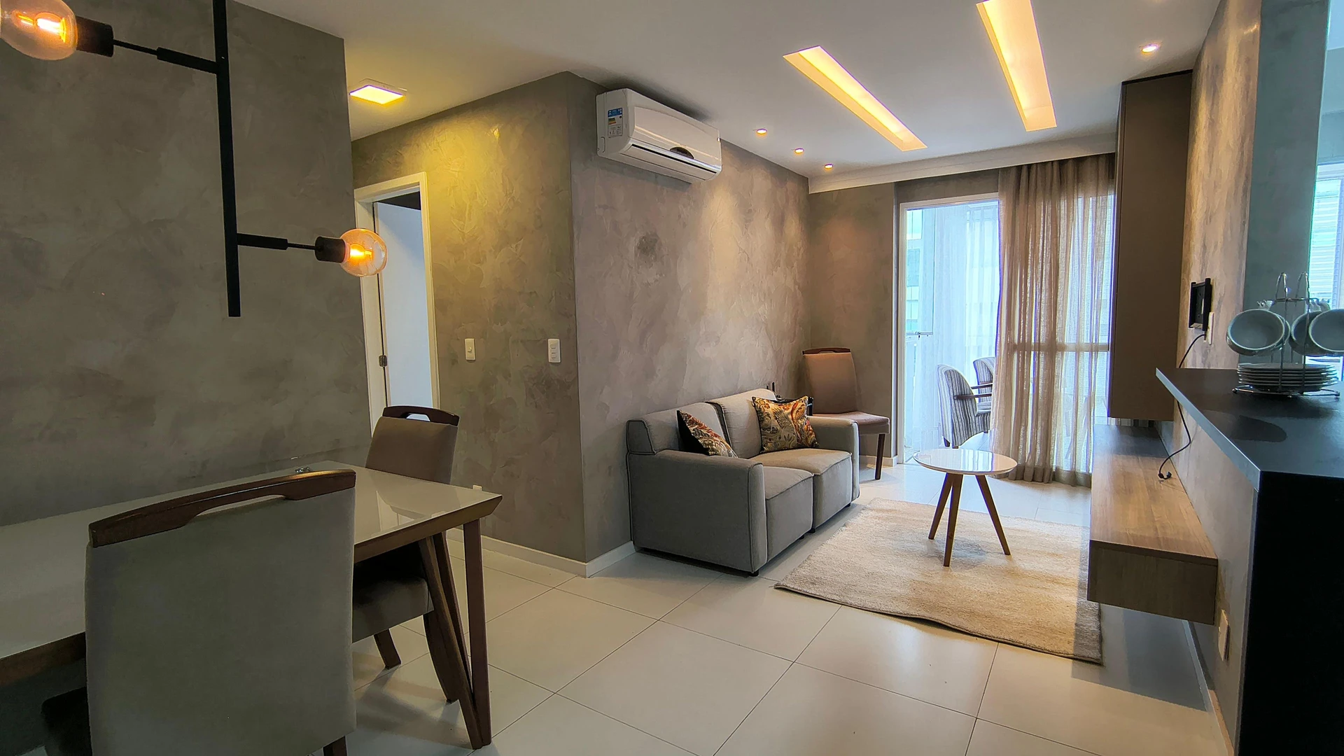 2-bedroom apartment with an enclosed, floor-to-ceiling balcony — photo 4