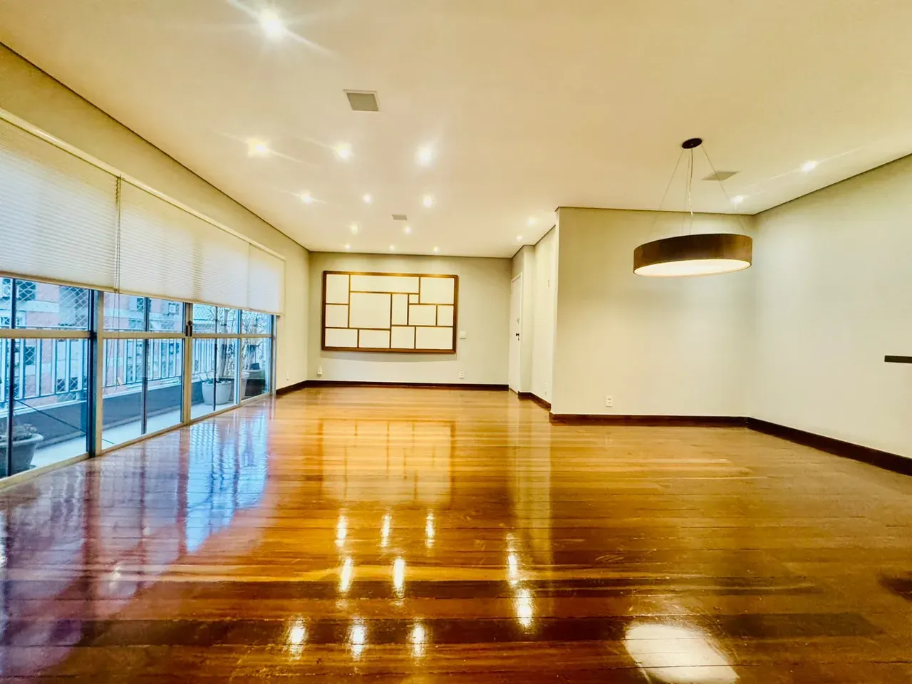 4-bedroom apartment with wood or laminate floors — photo 42