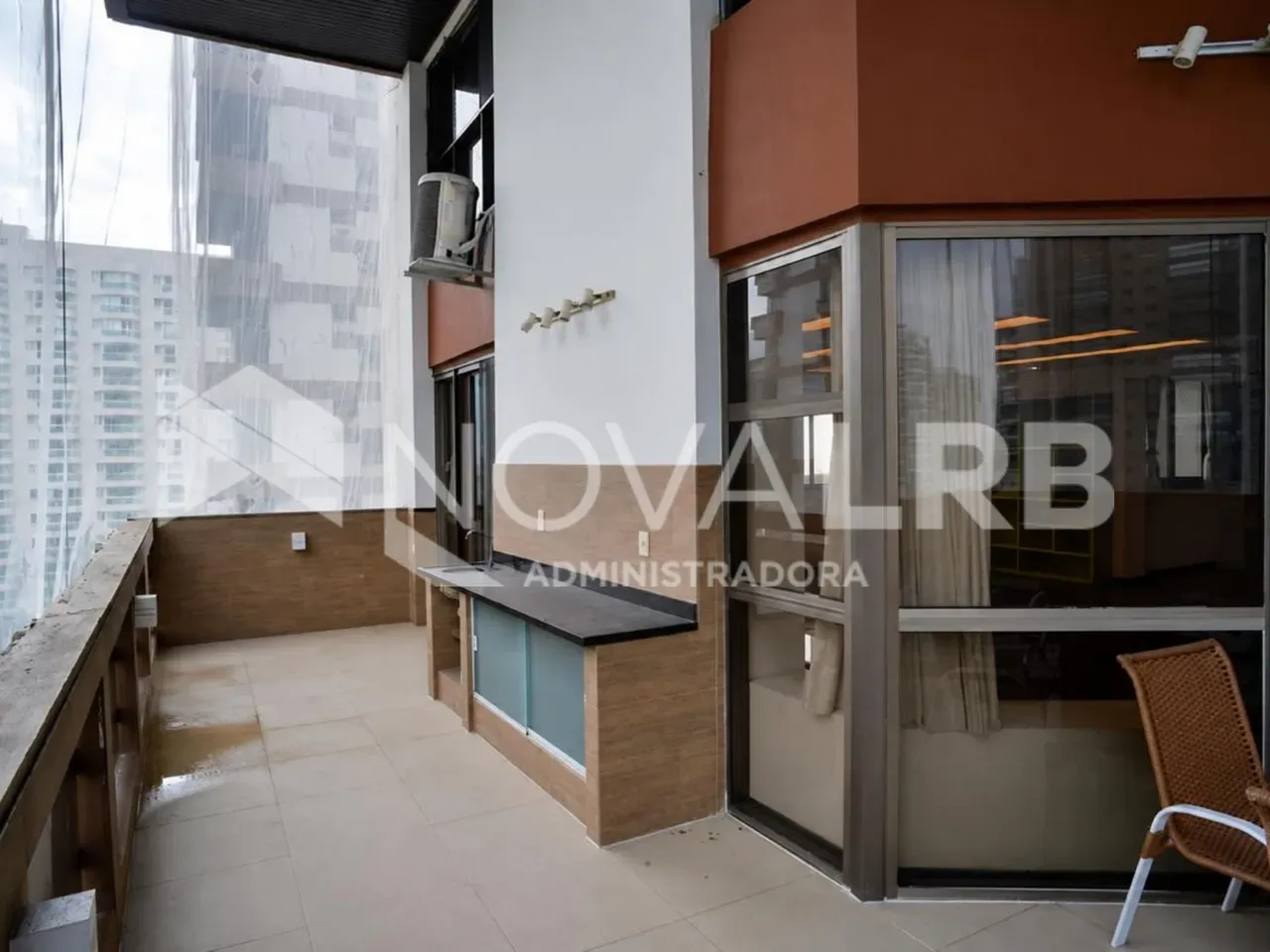 4-bedroom apartment with enclosed glass balcony — photo 12