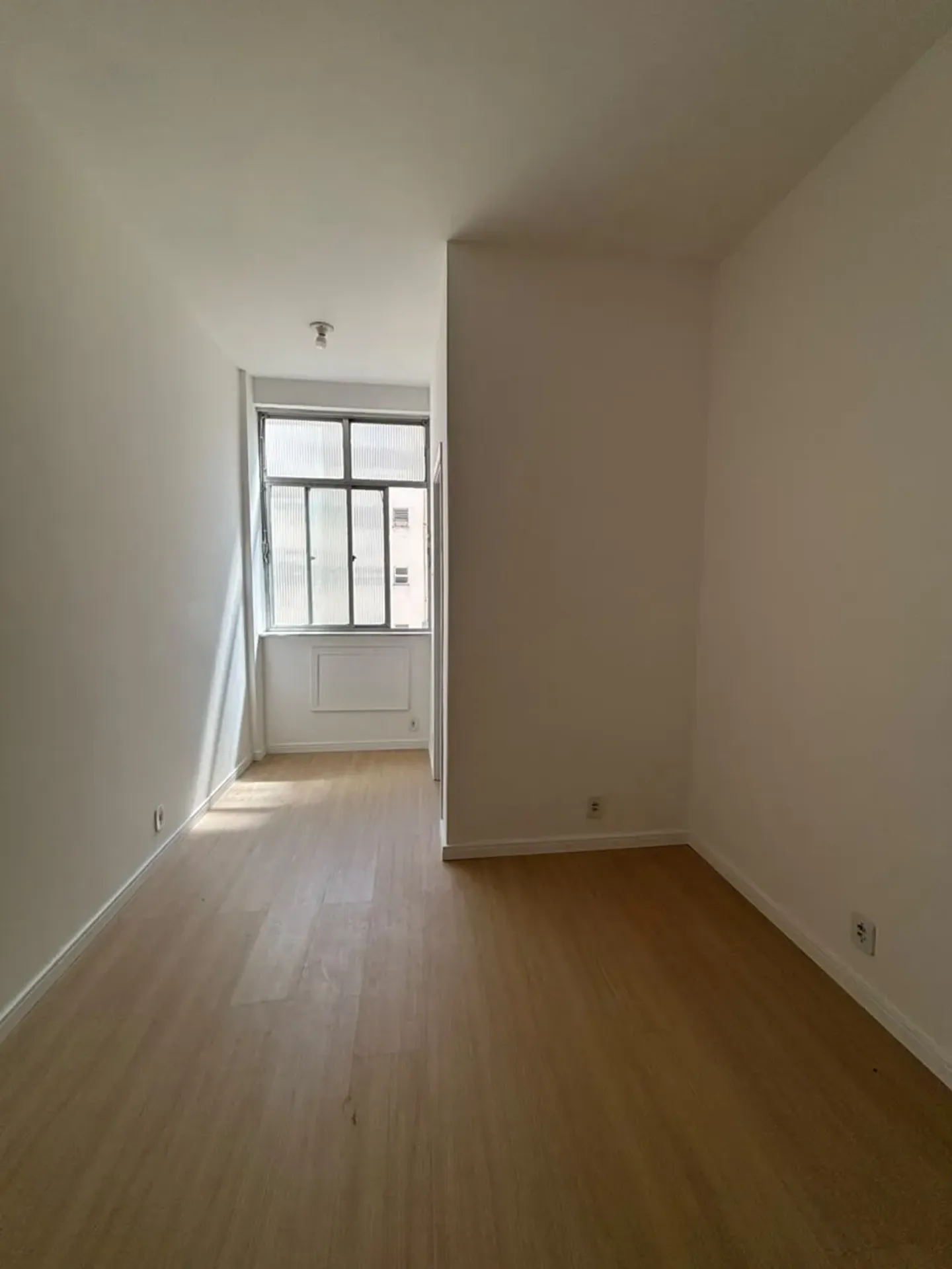Wood or laminate floors in a one-bedroom apartment, 37 m² — photo 24