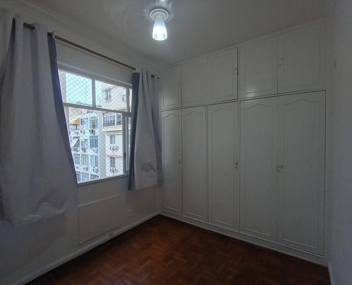 One-bedroom apartment with wood or laminate floors — photo 6