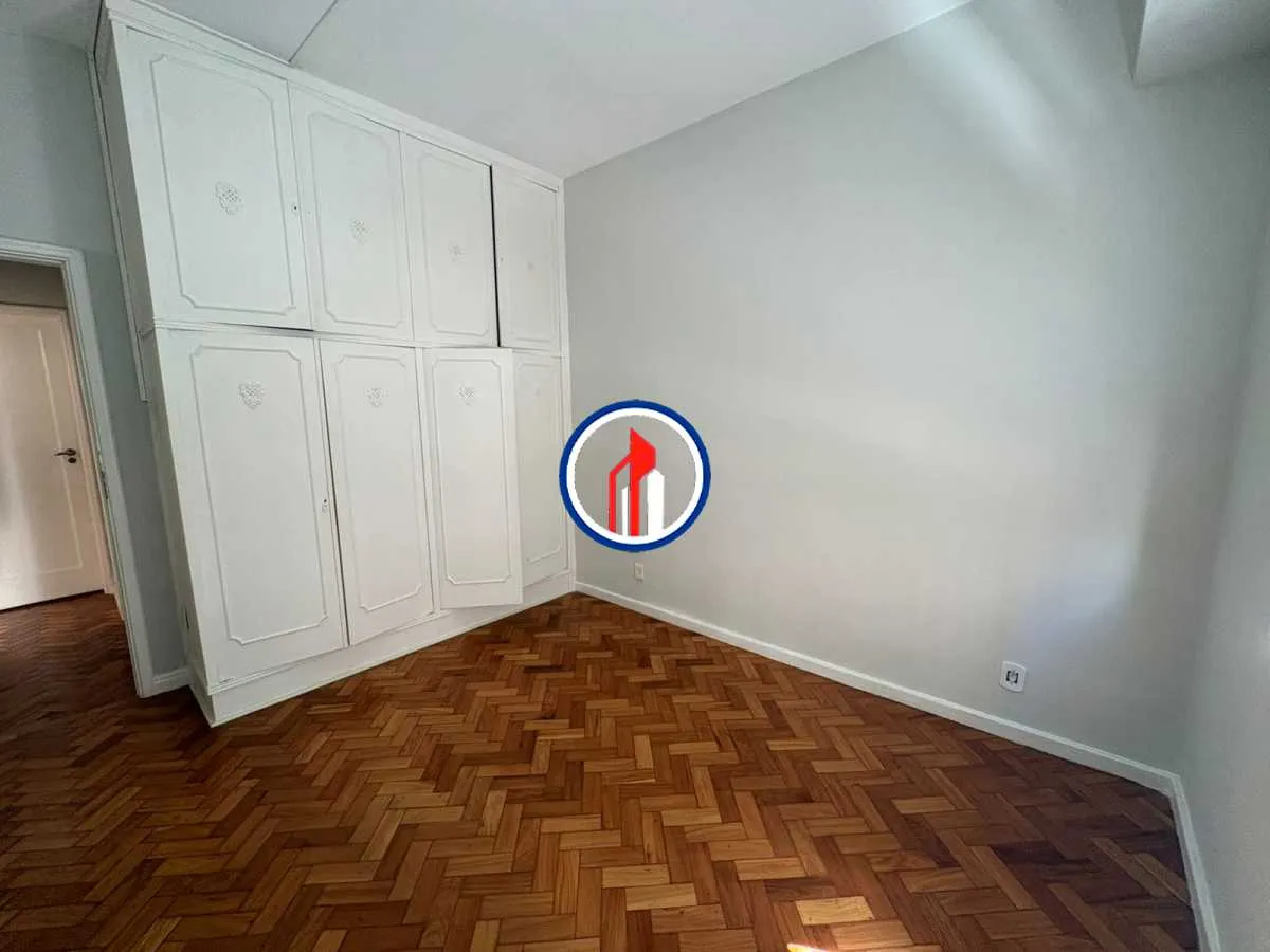 Wood or laminate floors in a 2-bedroom apartment, 72 m² — photo 4