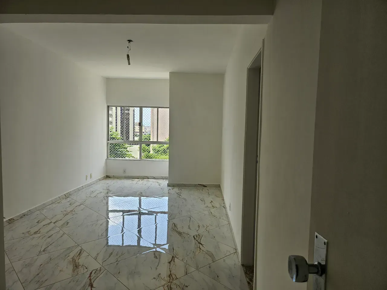 Unfurnished 2-bedroom apartment with a city view — photo 8