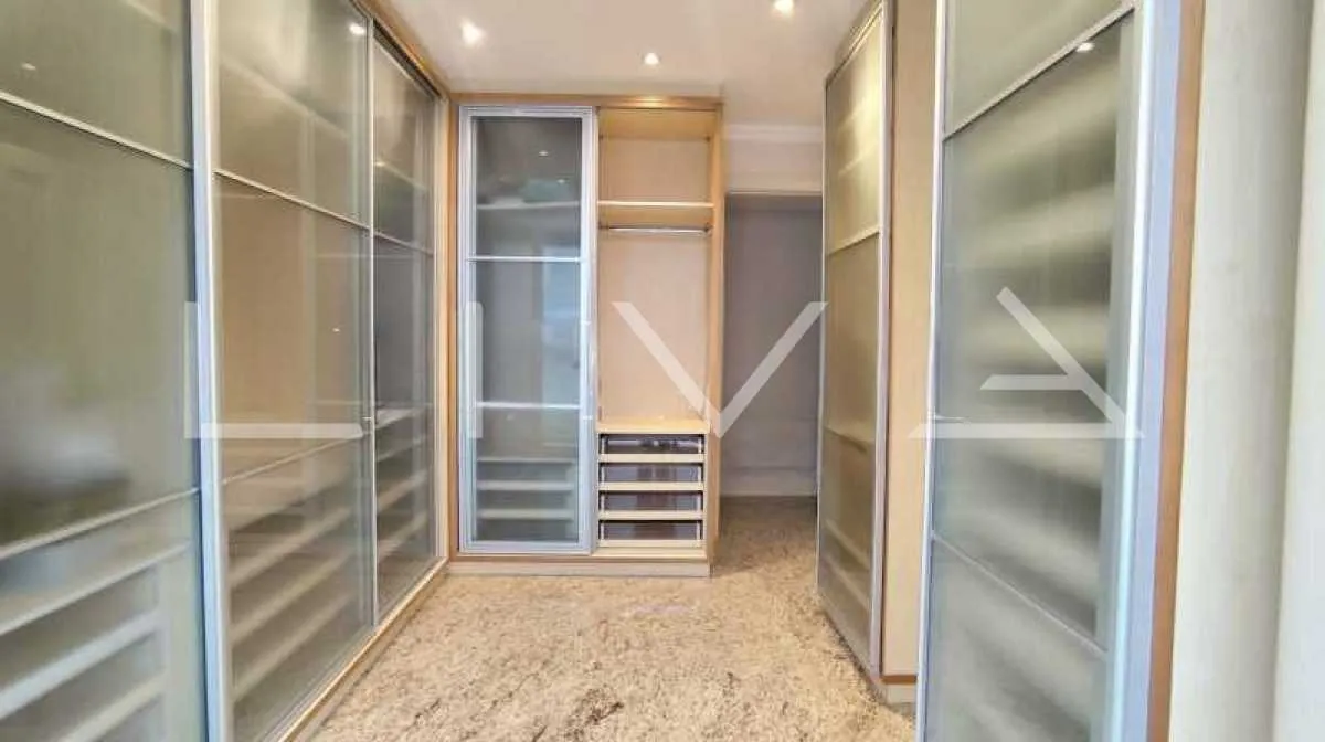 Walk-in closet in a 3-bedroom apartment, 165 m² — photo 24