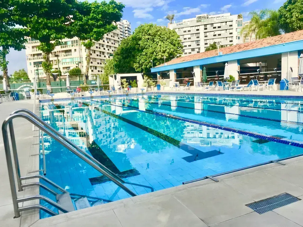 Furnished 1-bedroom apartment with building pool — photo 20
