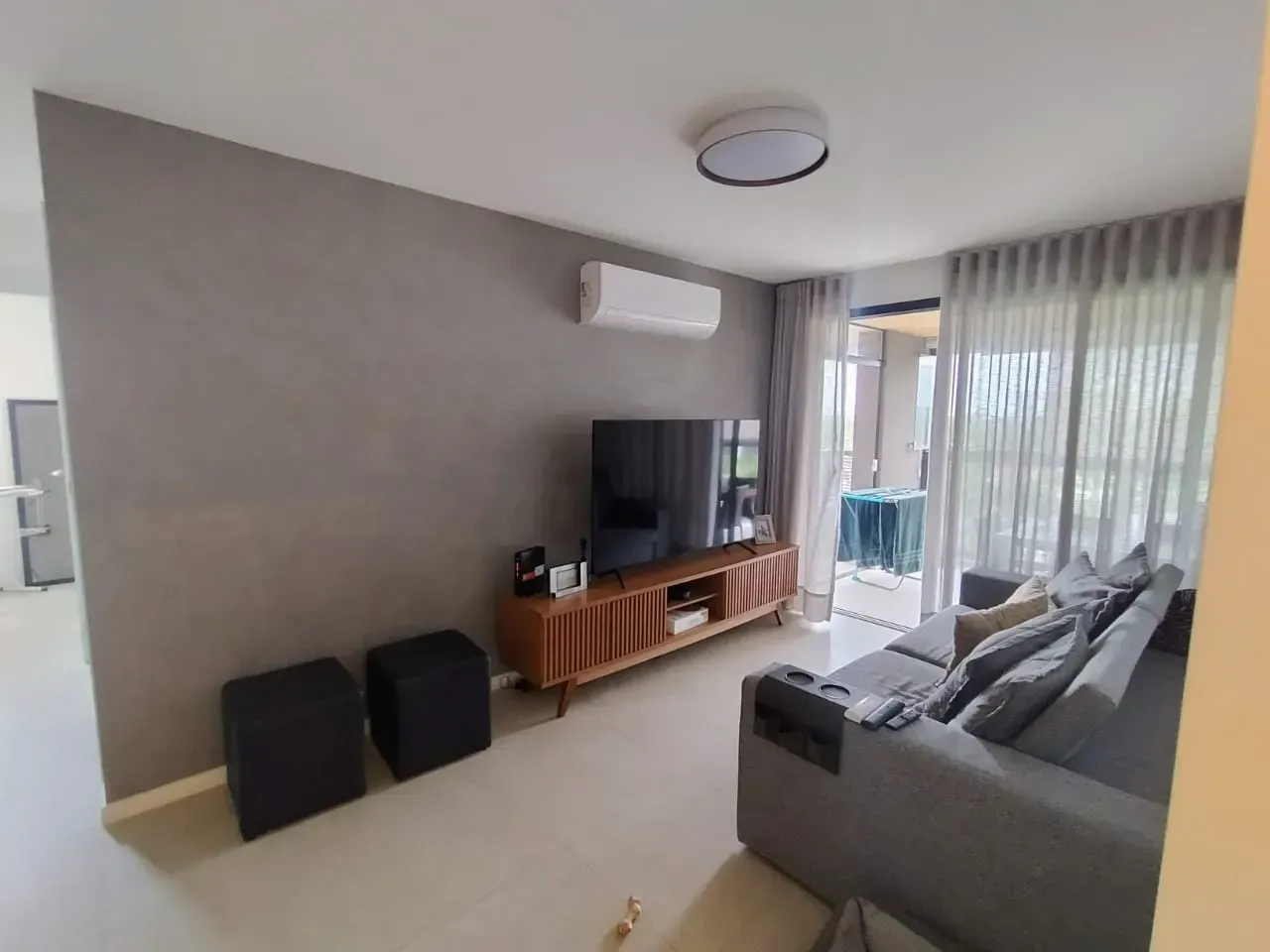 Furnished apartment with glassed-in balcony and 2 bedrooms — photo 8