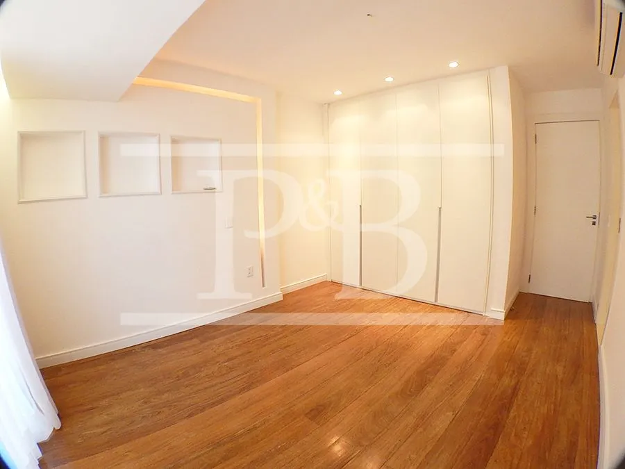 4-bedroom apartment with glassed-in balcony — photo 24