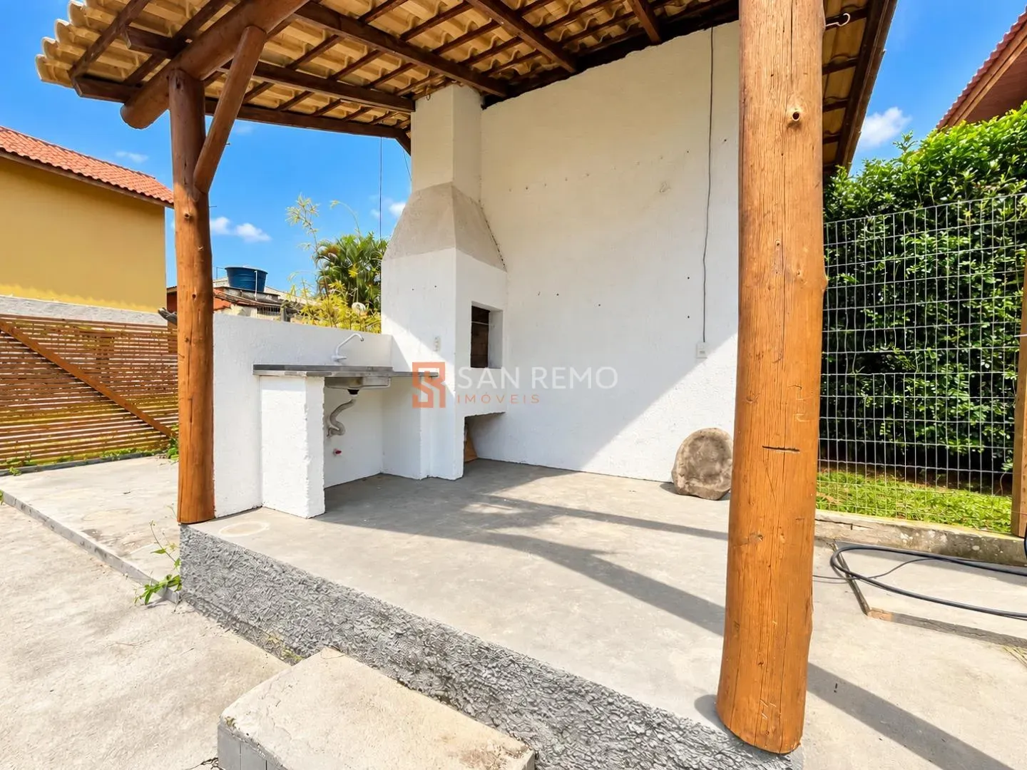 2-bedroom house with a fireplace — photo 3