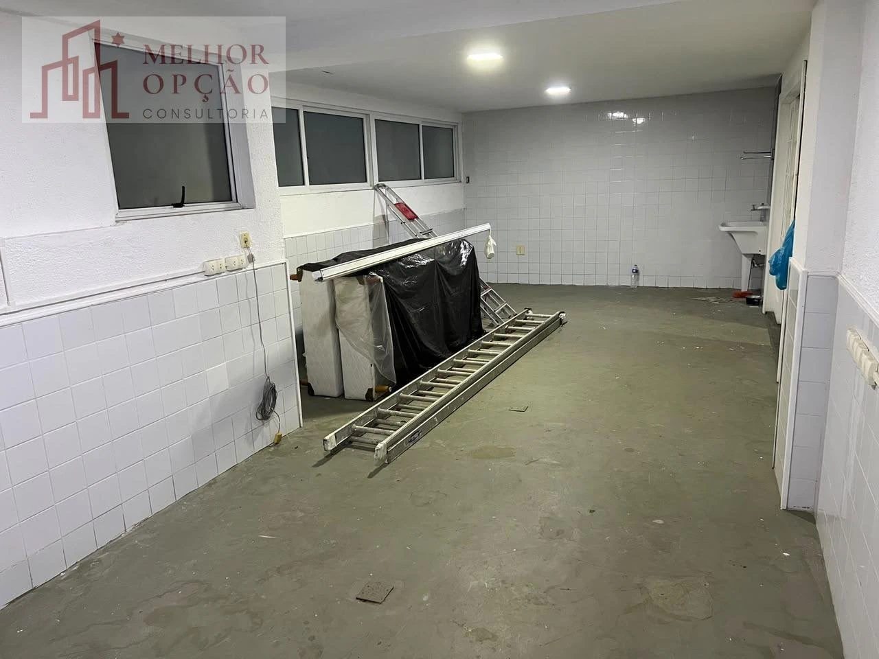 Будинок 650 м² з гардеробною та балконом із грилем — photo 9