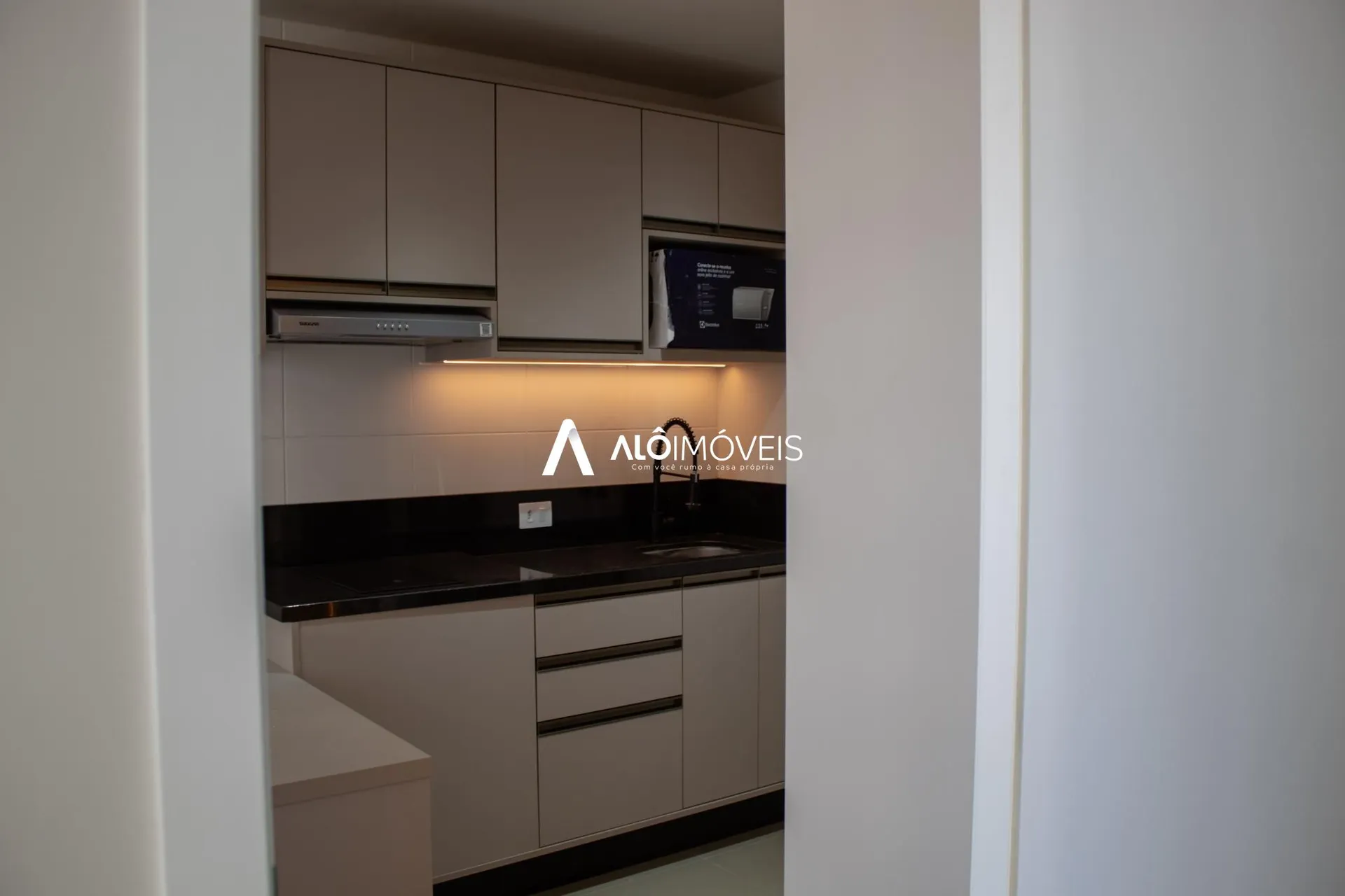 Furnished 1-bedroom apartment with open-plan kitchen — photo 57