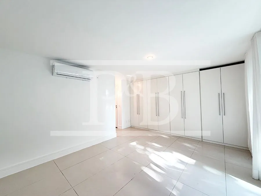 4-bedroom 300 m² apartment with a balcony — photo 16