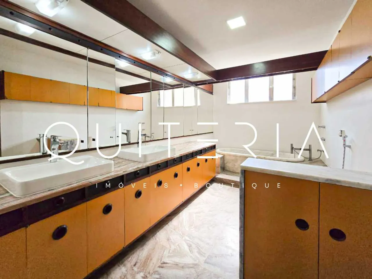 4-bedroom apartment with 4 bathrooms across 300 m² — photo 10