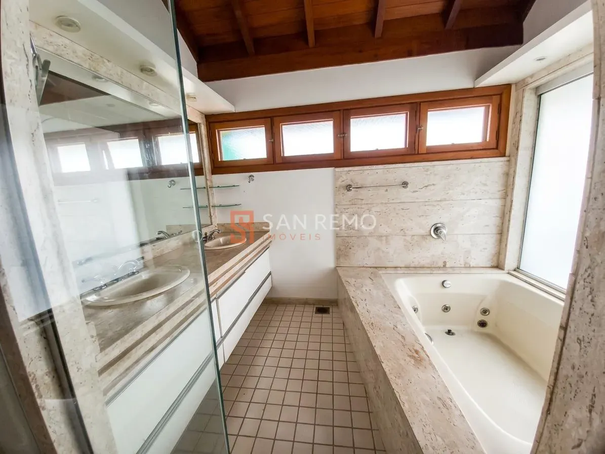 5-bedroom house with a bathtub in Florianópolis — photo 8