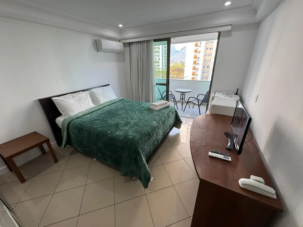 1-bedroom apartment with glass shower and electric showerhead — photo 3