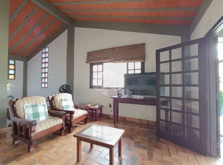 House with 3 bedrooms and shared BBQ area — photo 6